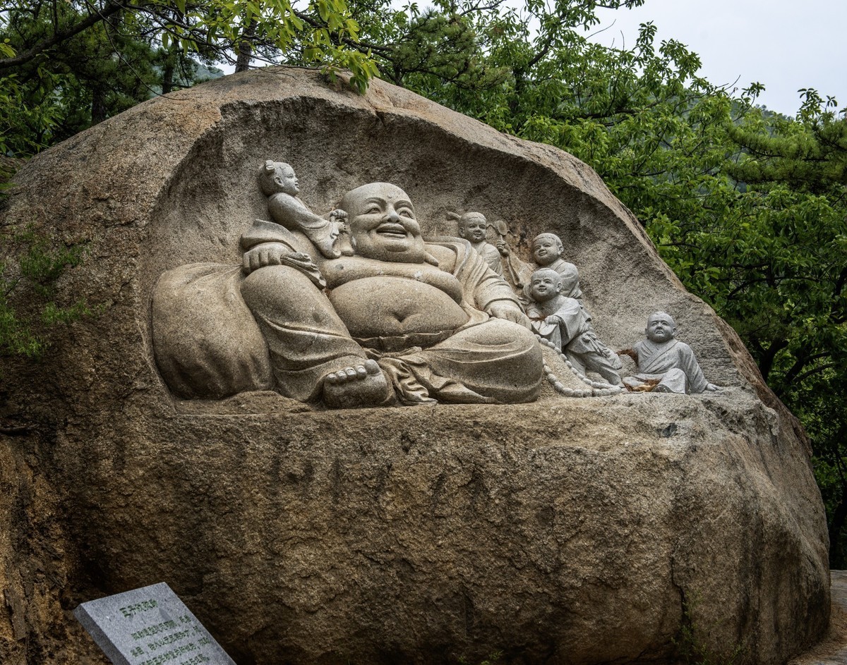 栩栩如生的罗汉石雕