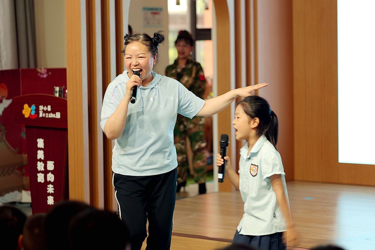 抓拍——奶奶与小女孩互动演出