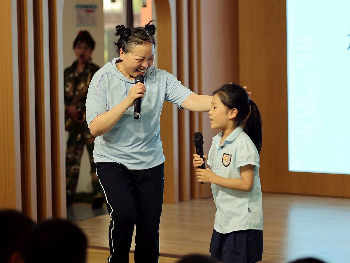 抓拍——奶奶与小女孩互动演出