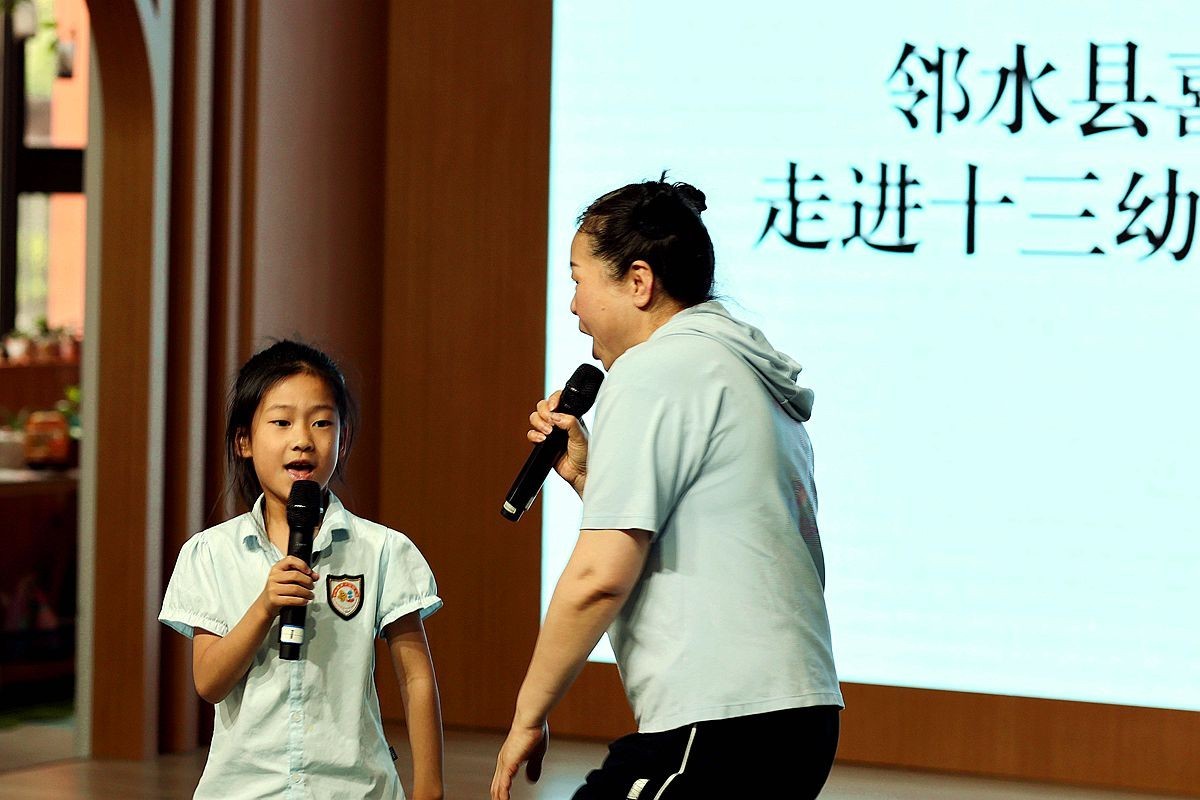 抓拍——奶奶与小女孩互动演出