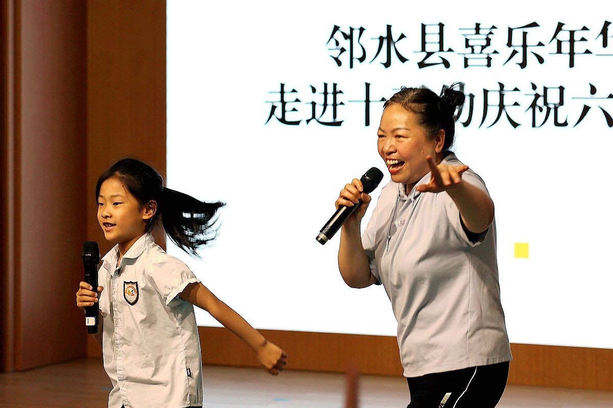 抓拍——奶奶与小女孩互动演出