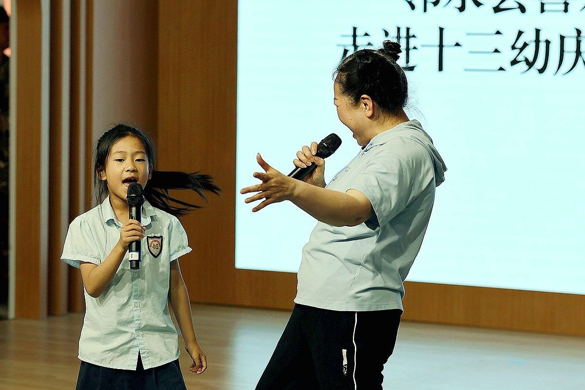 抓拍——奶奶与小女孩互动演出