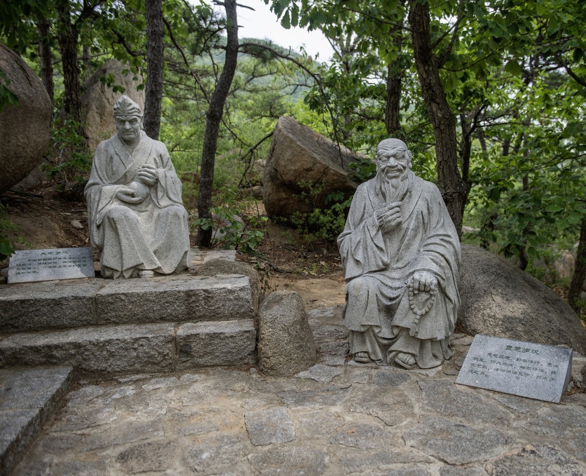 栩栩如生的罗汉石雕