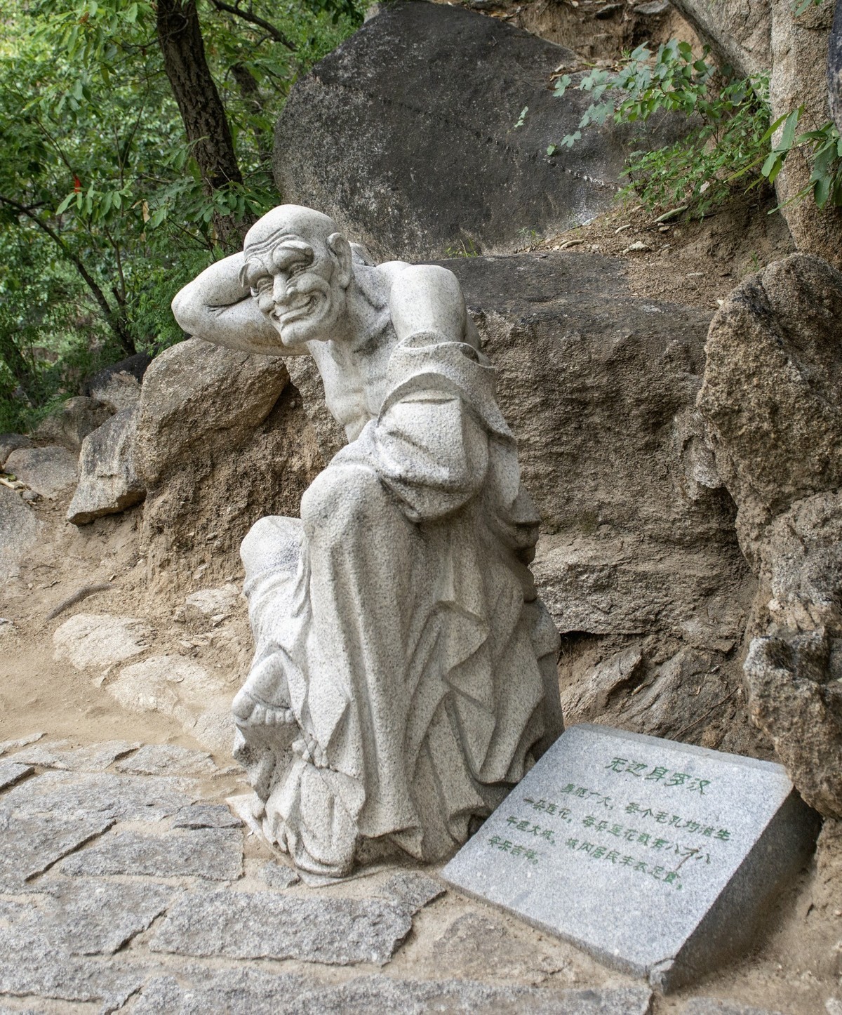 栩栩如生的罗汉石雕