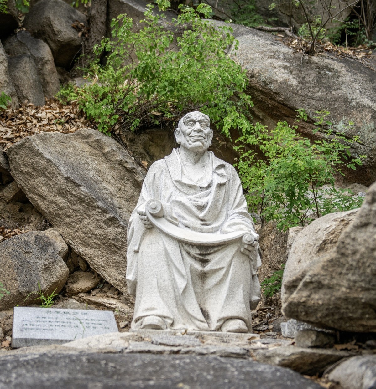 栩栩如生的罗汉石雕