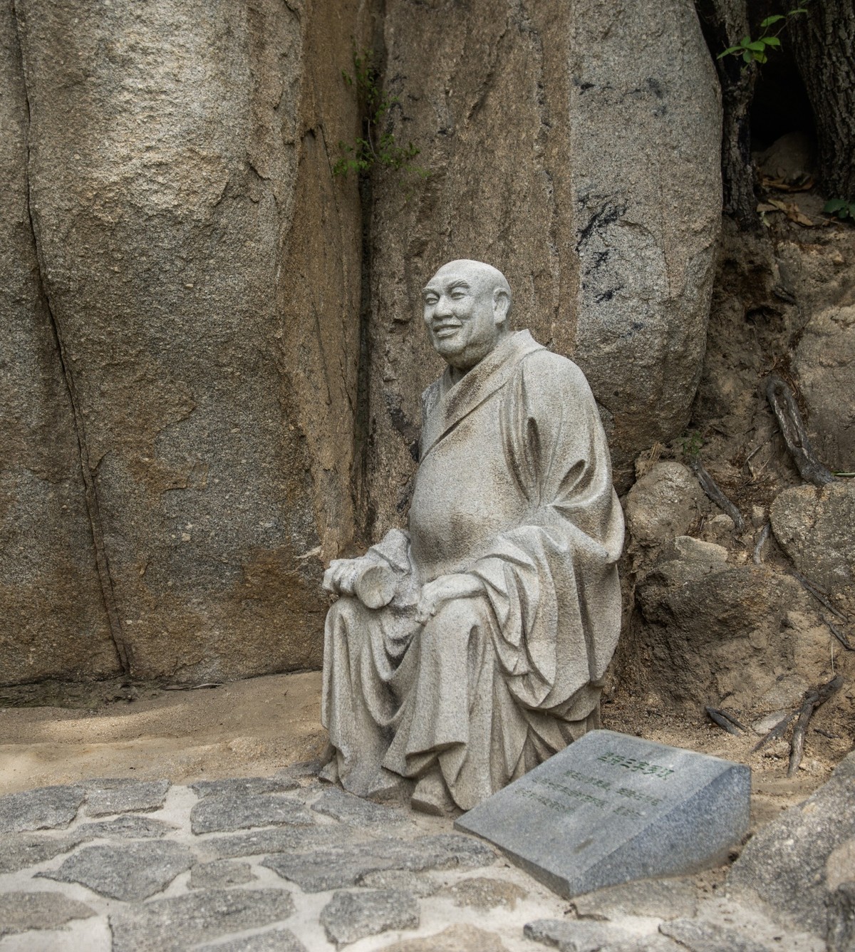 栩栩如生的罗汉石雕