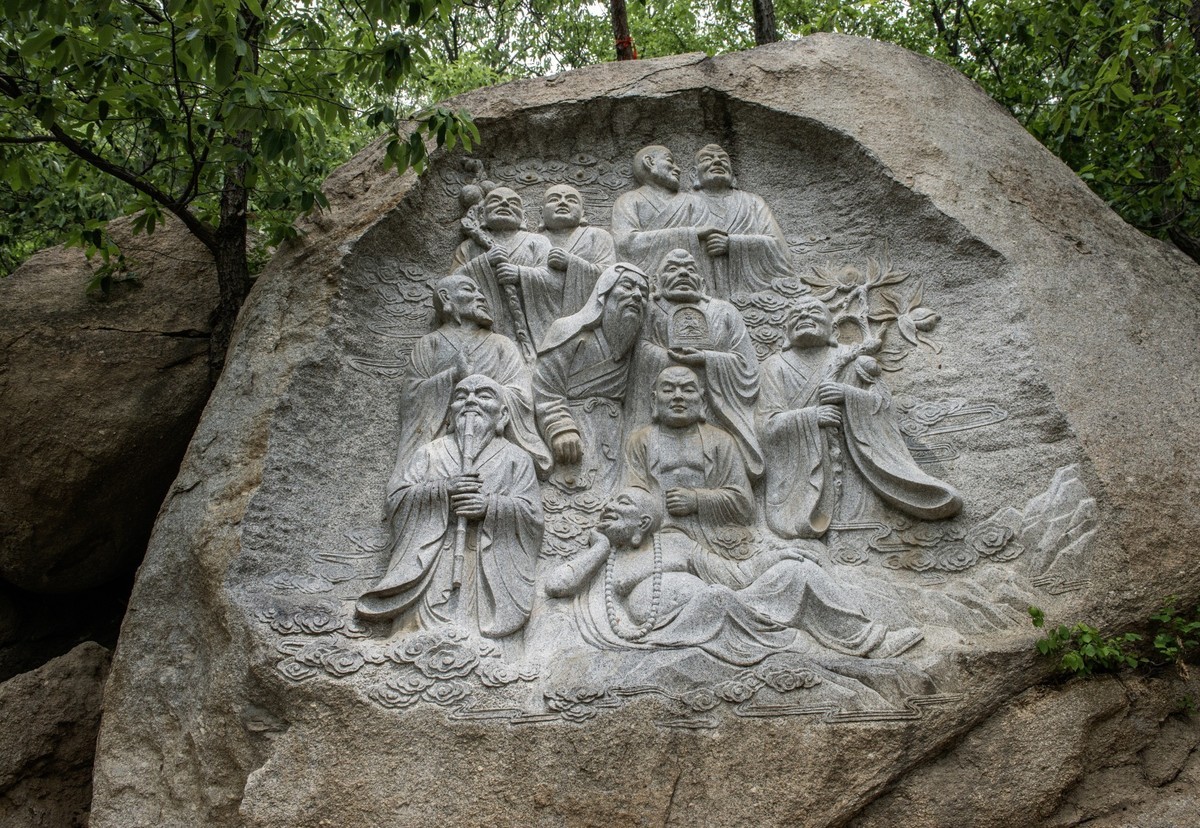 栩栩如生的罗汉石雕