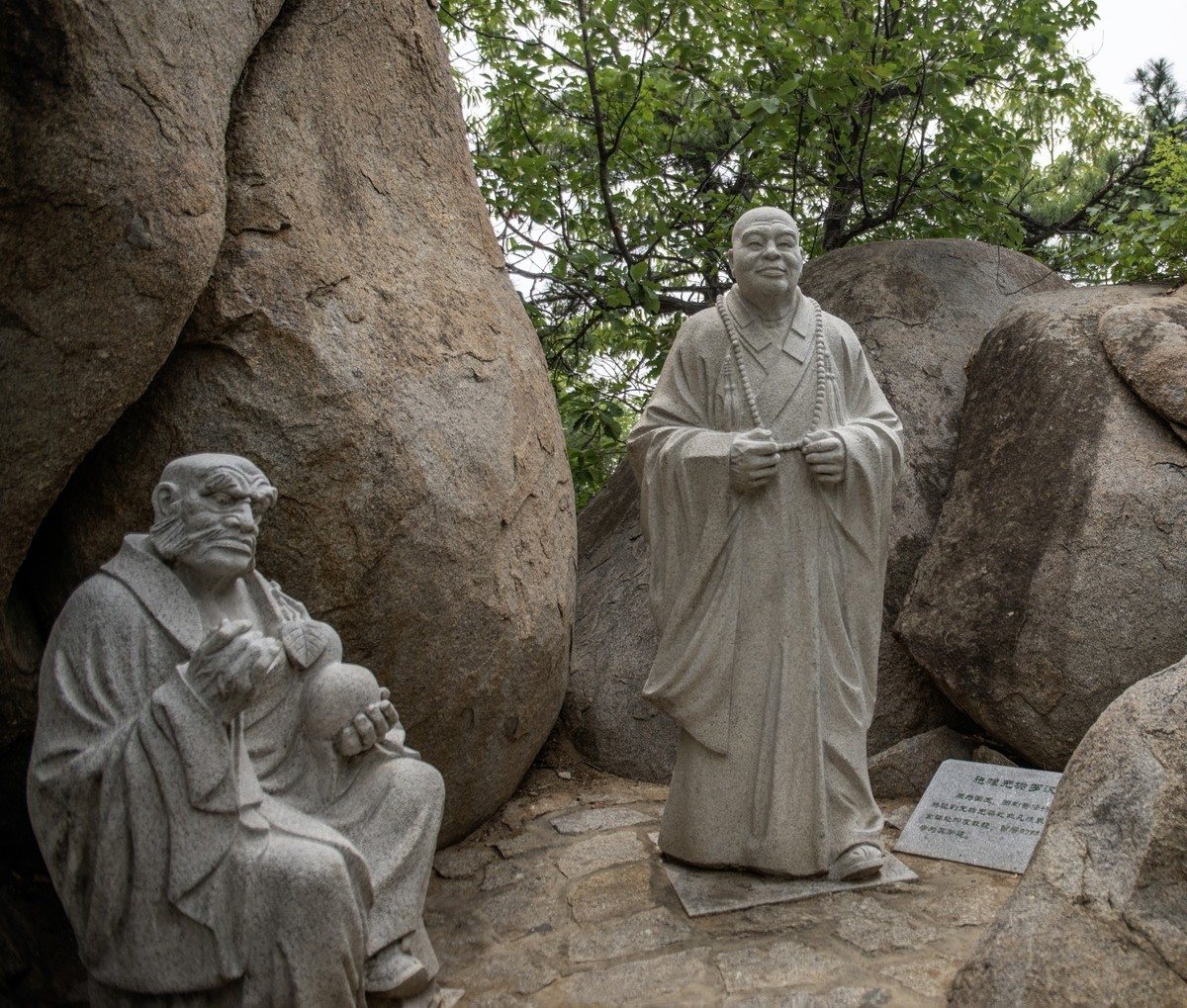 栩栩如生的罗汉石雕