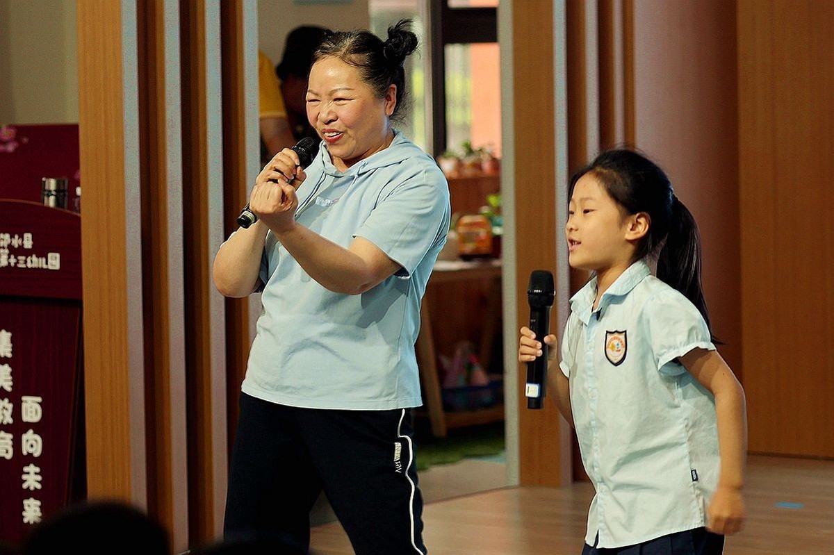 抓拍——奶奶与小女孩互动演出