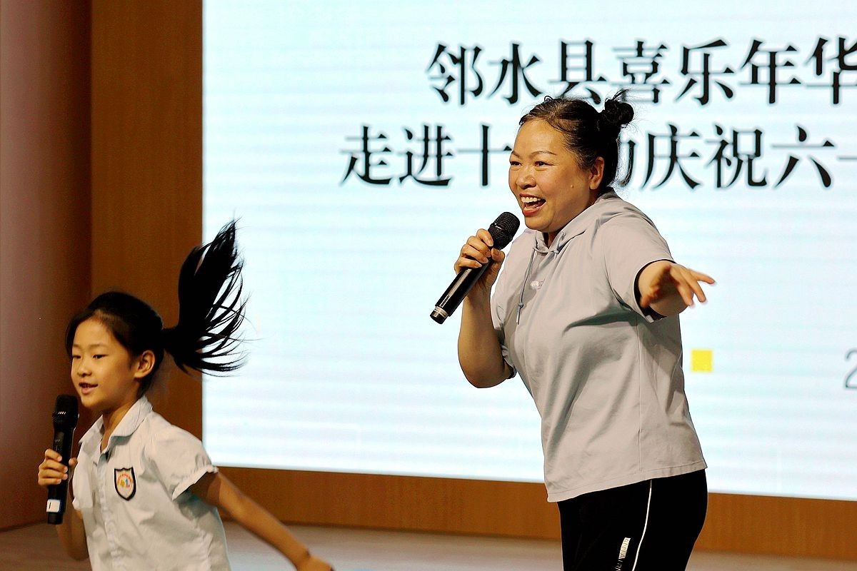 抓拍——奶奶与小女孩互动演出