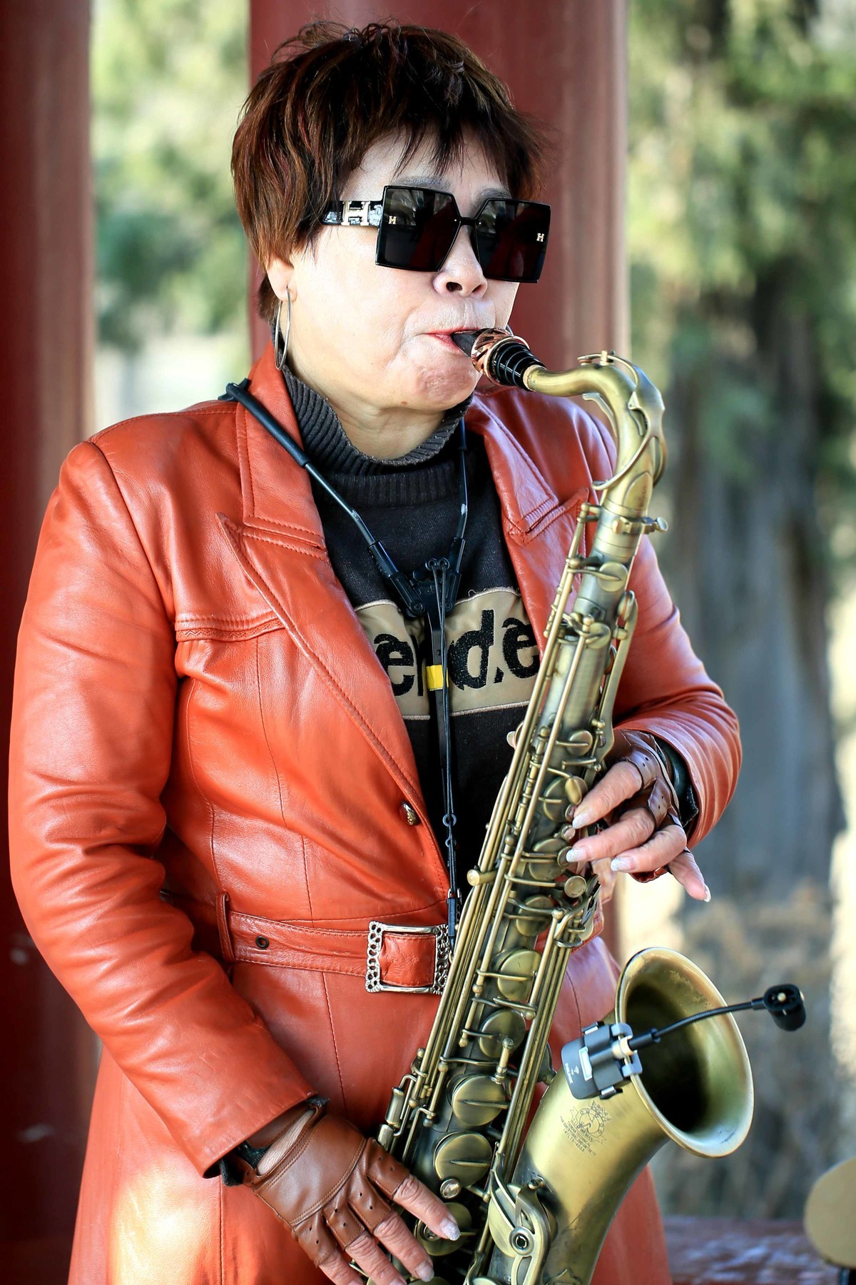 2023年三八妇女节拍女萨克斯手