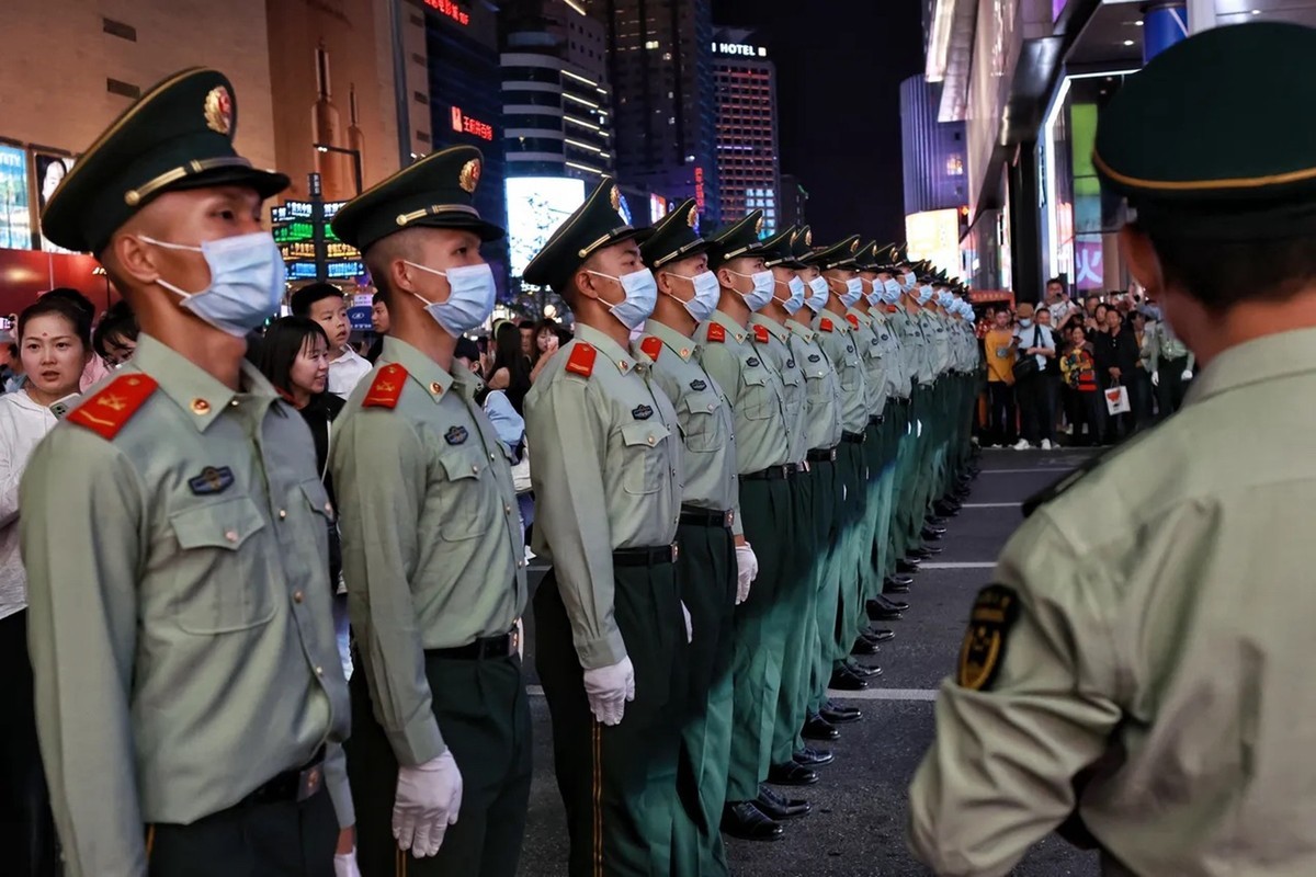 5.1节日的长沙--步行街武警战士筑起墙2