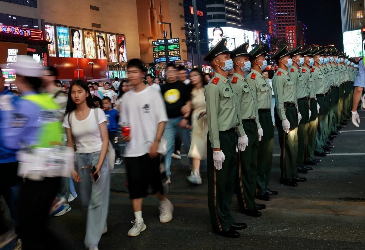 5.1节日的长沙--步行街武警战士筑起墙2