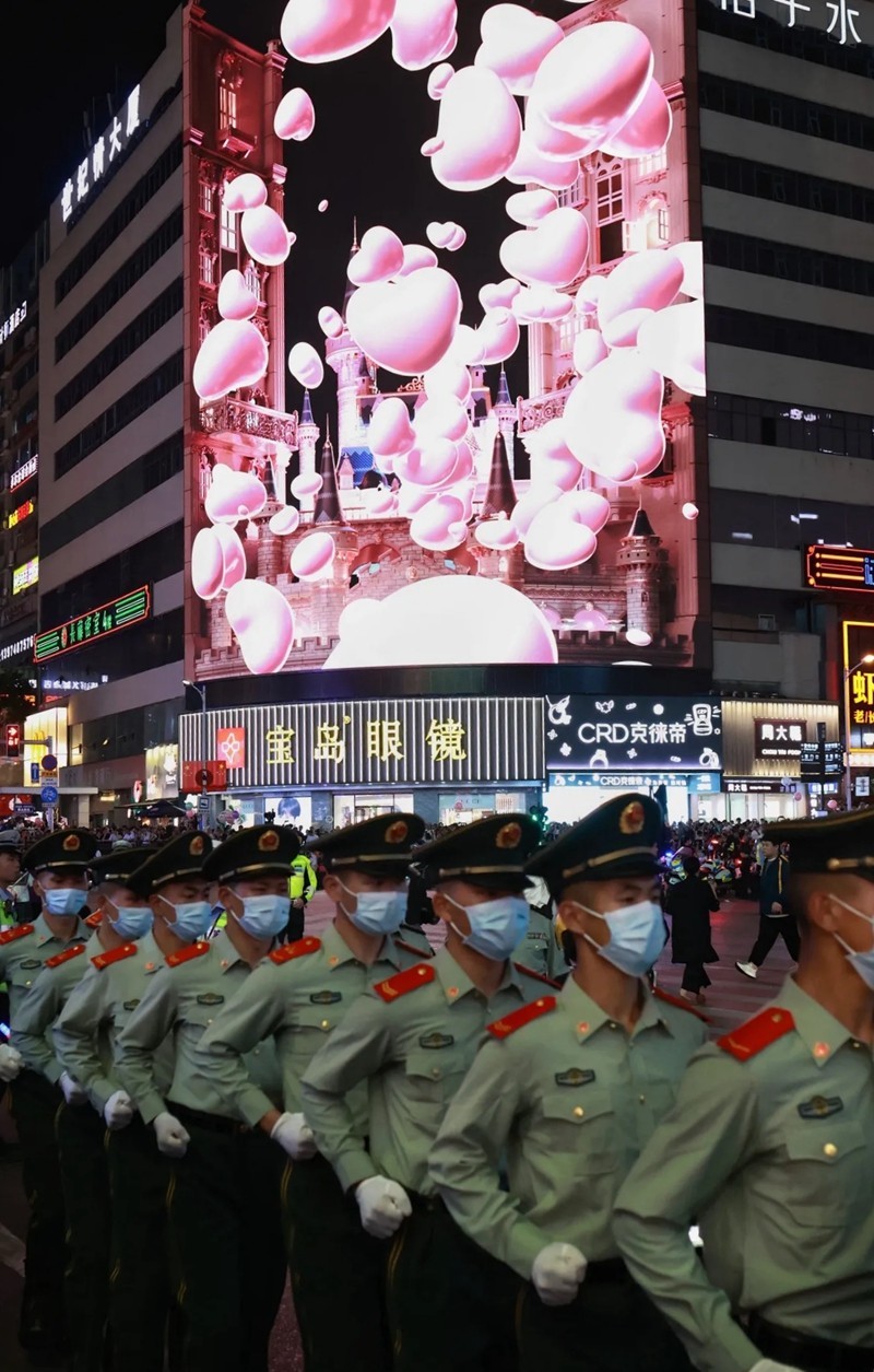 5.1节日的长沙--步行街武警战士筑起墙2