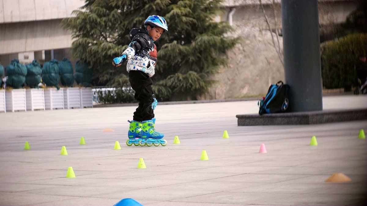 学轮滑的小少年