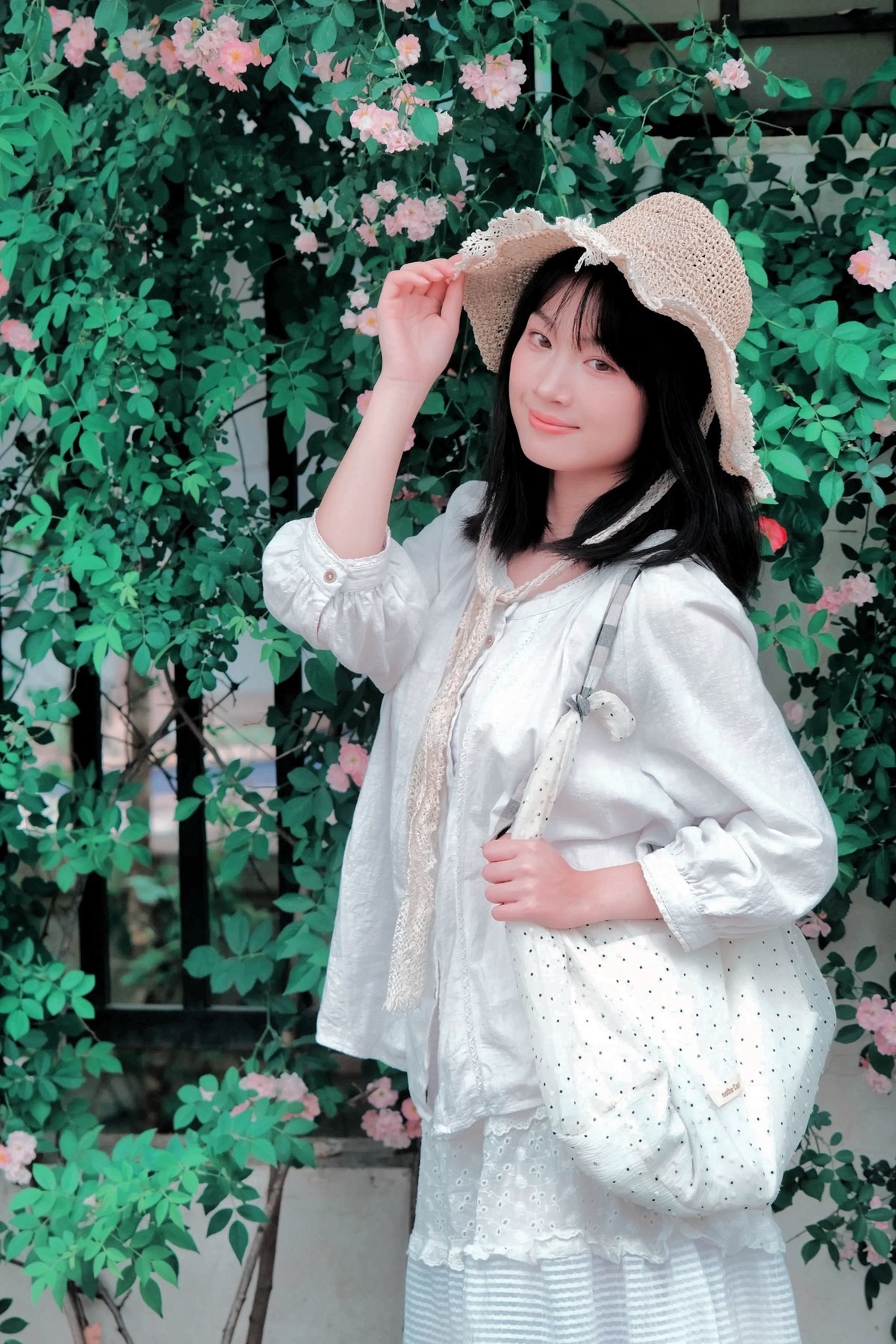 小清新随拍∶春风有信，蔷薇有期。