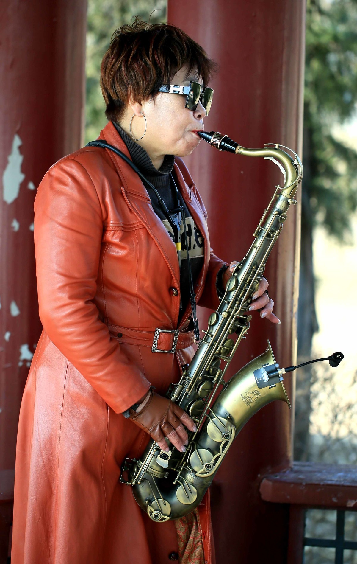 2023年三八妇女节拍女萨克斯手