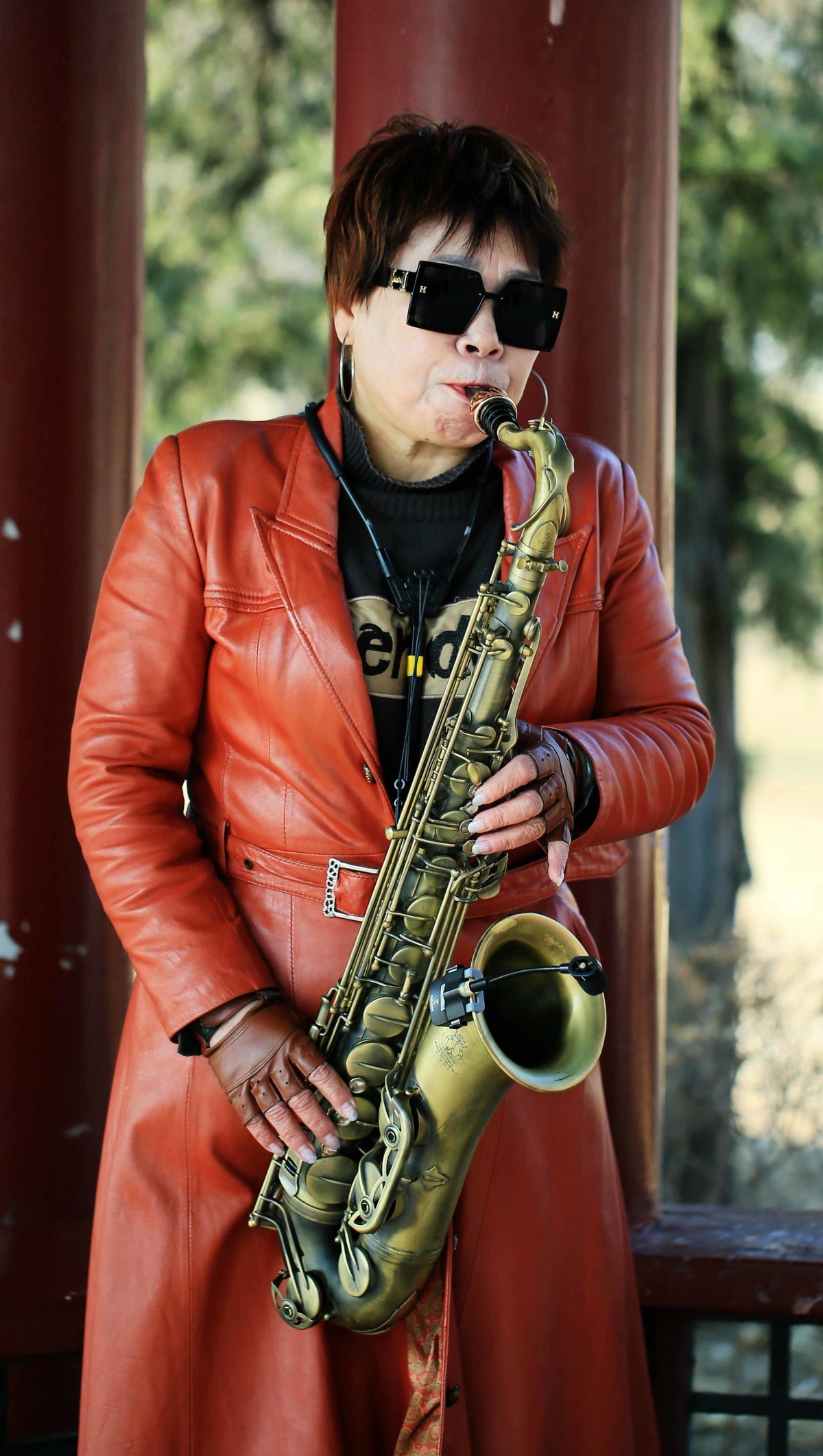 2023年三八妇女节拍女萨克斯手