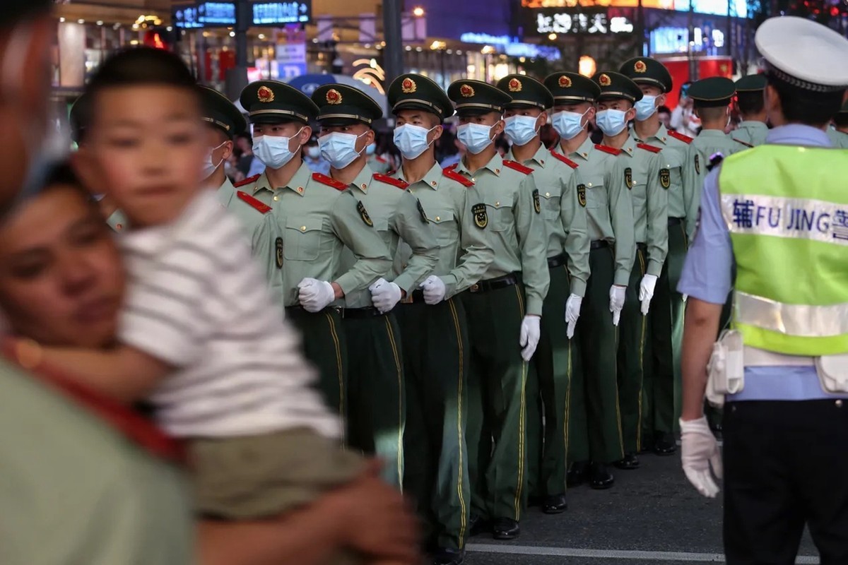 5.1节日的长沙--步行街武警战士筑起墙2