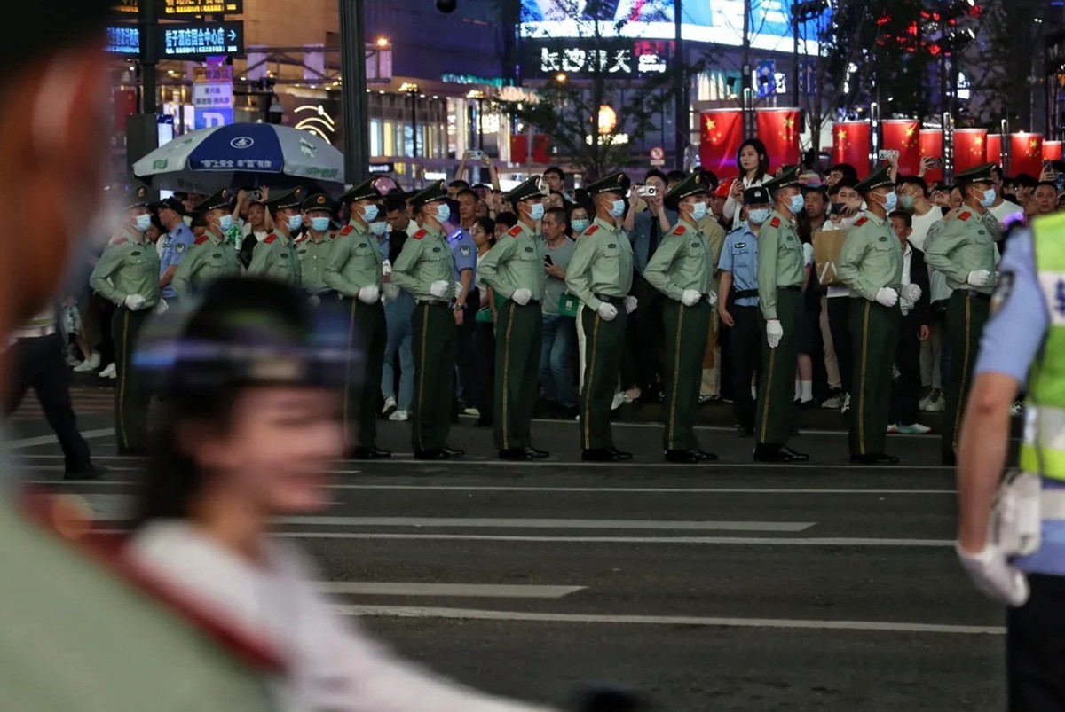 5.1节日的长沙--步行街武警战士筑起墙2