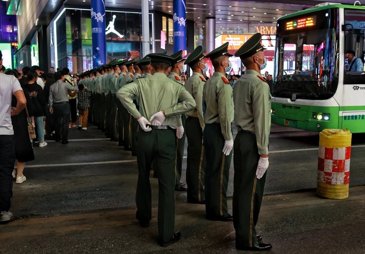 5.1节日的长沙--步行街武警战士筑起墙2