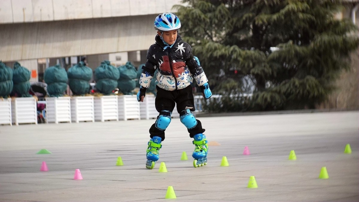 学轮滑的小少年