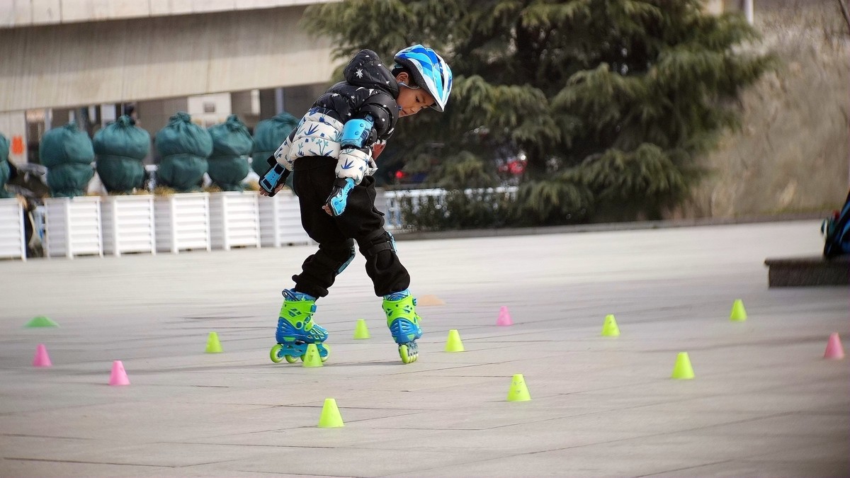 学轮滑的小少年