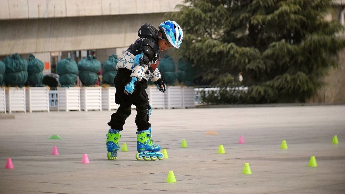 学轮滑的小少年