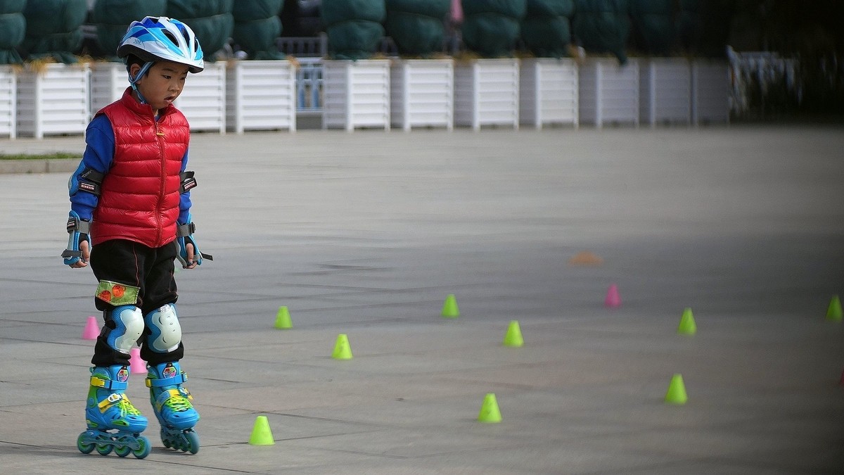 学轮滑的小少年