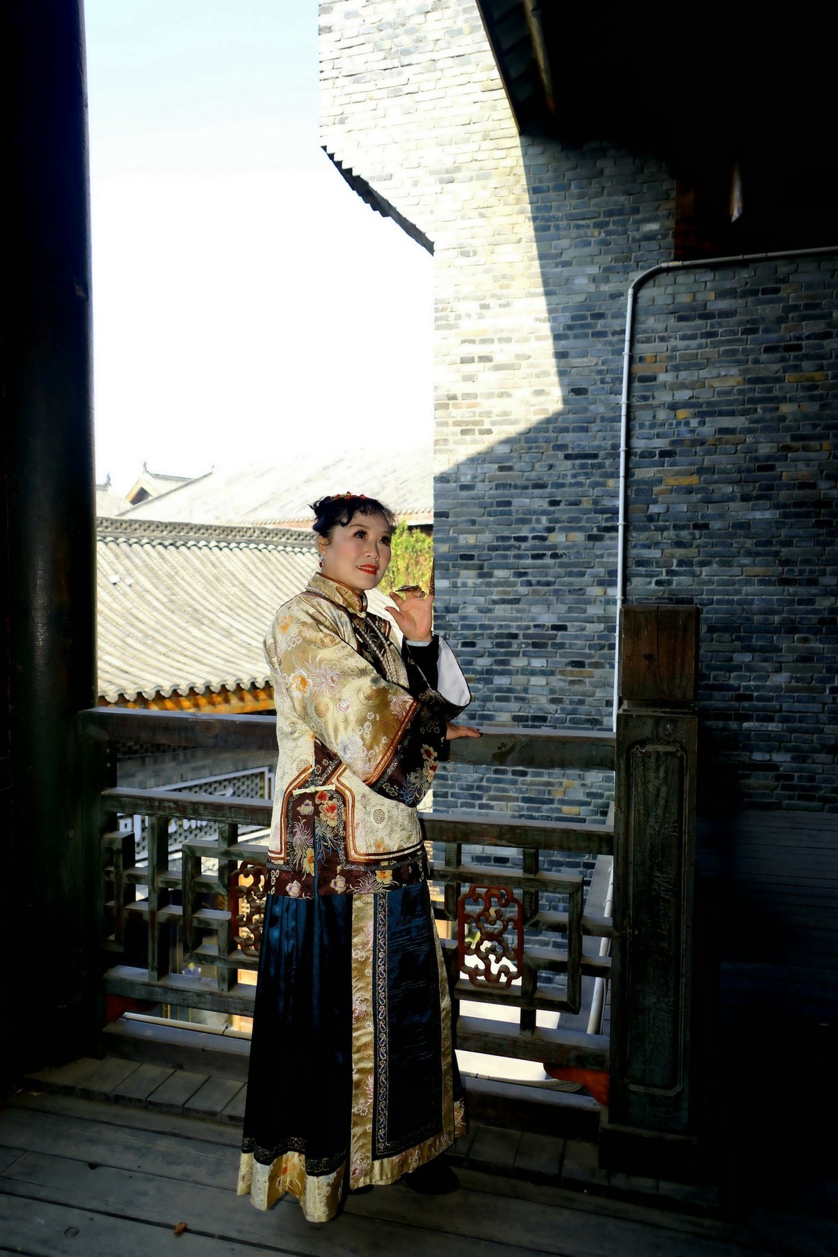 环境人像---汉口里古装的开心丽丽美女！