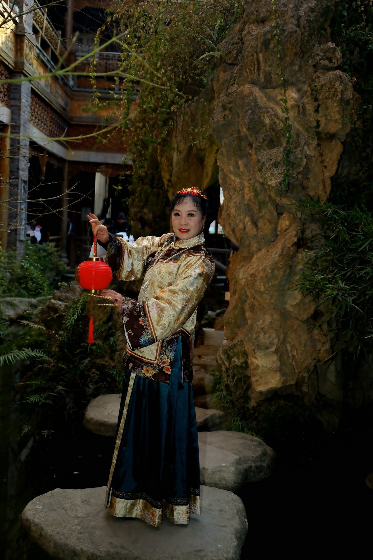 环境人像---汉口里古装的开心丽丽美女！