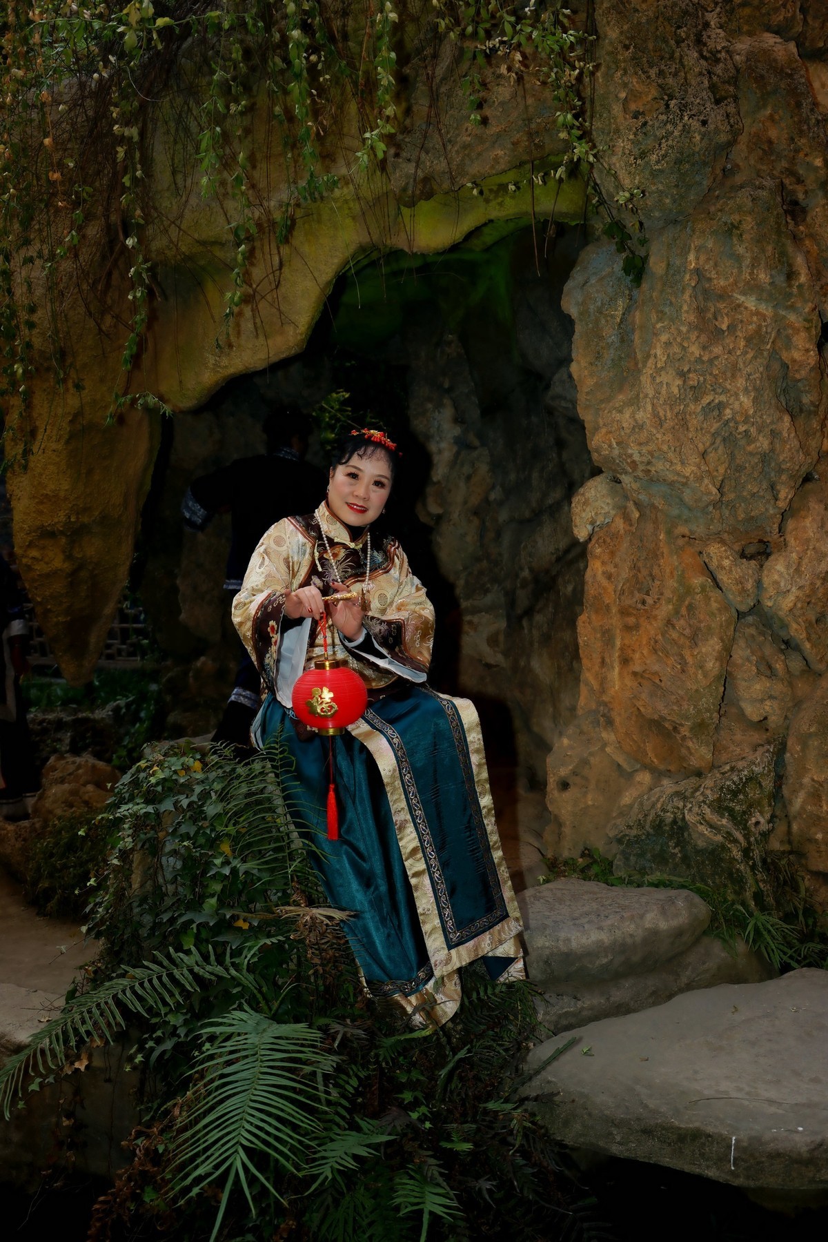 环境人像---汉口里古装的开心丽丽美女！