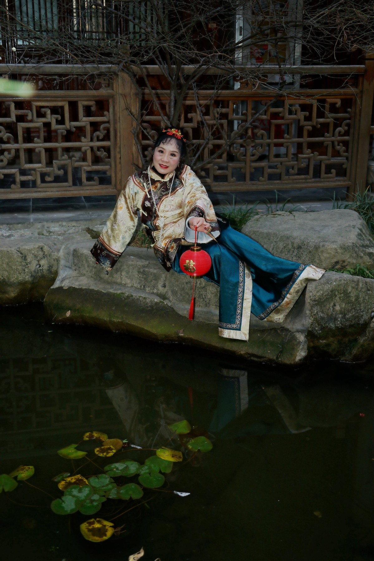 环境人像---汉口里古装的开心丽丽美女！