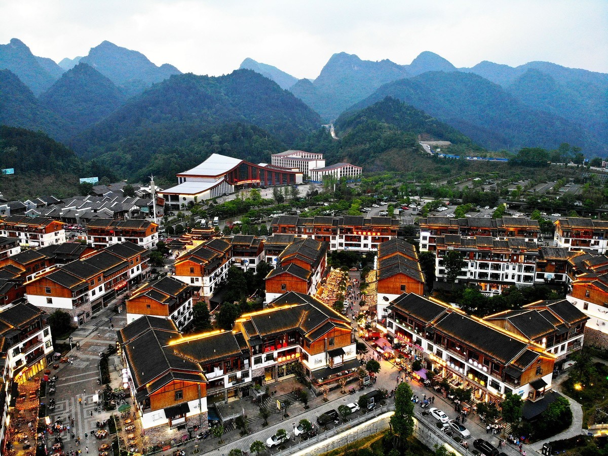 【航拍】贵州梦柳布依族风情小镇夜色