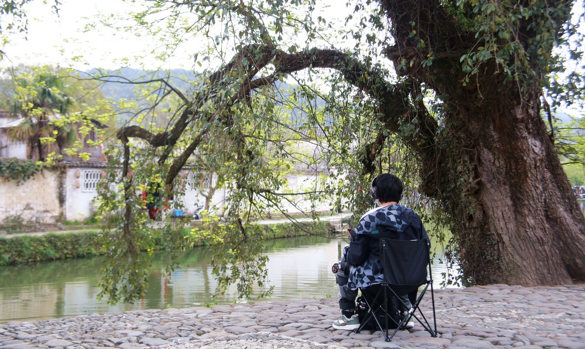在宏村写生的学生