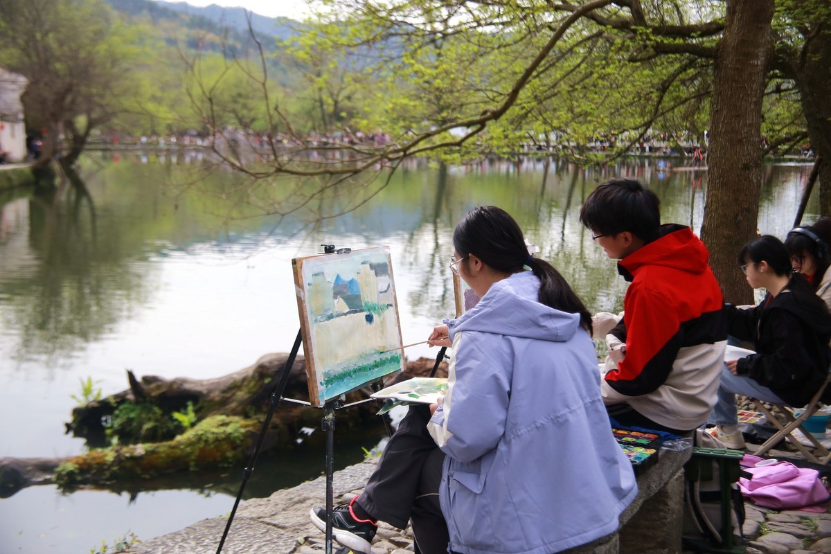 在宏村写生的学生