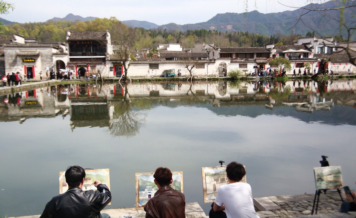 在宏村写生的学生