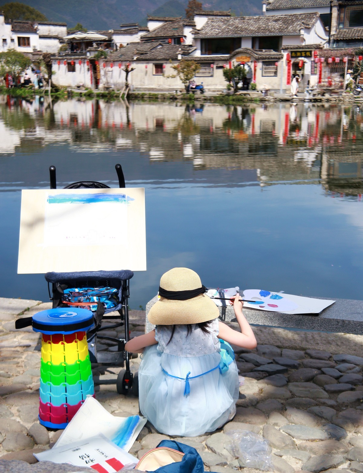 在宏村写生的学生