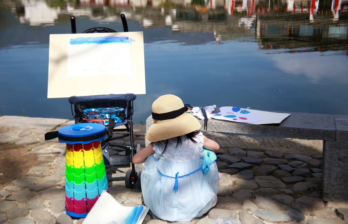 在宏村写生的学生