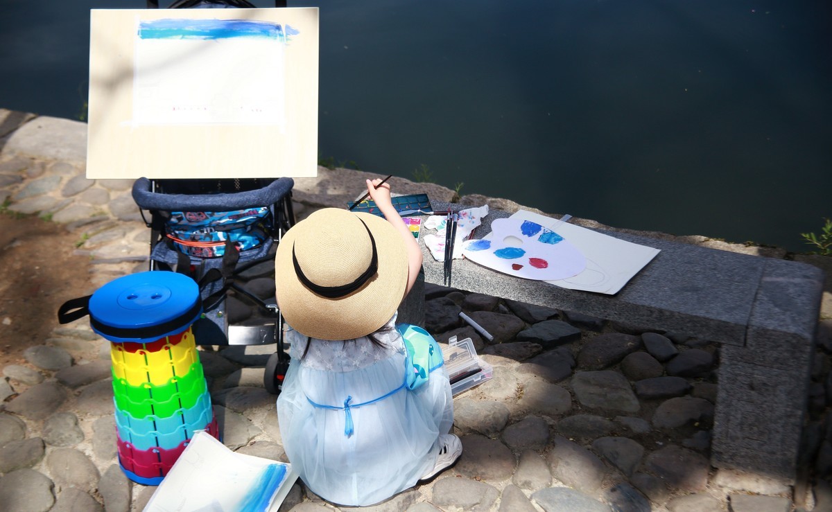 在宏村写生的学生