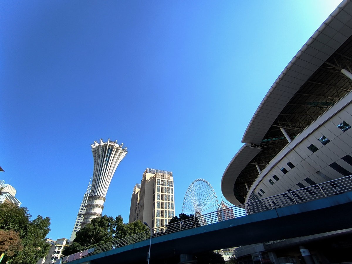 漫步星城 走街串巷（582）体育场南广场