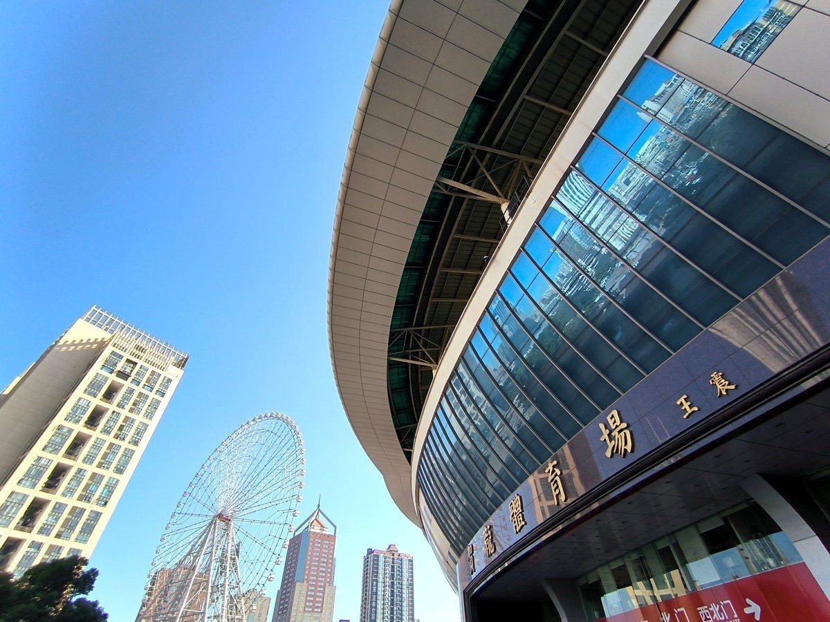 漫步星城 走街串巷（582）体育场南广场