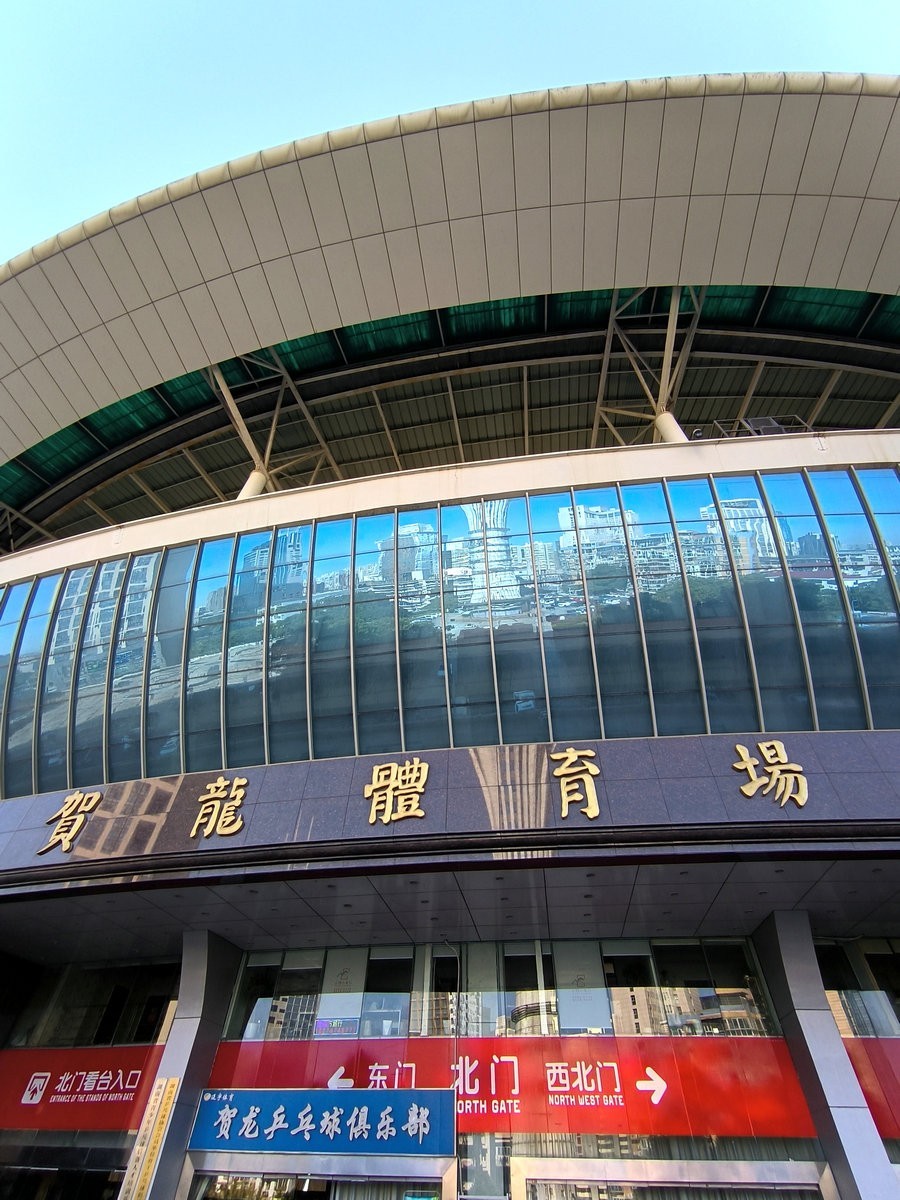 漫步星城 走街串巷（582）体育场南广场