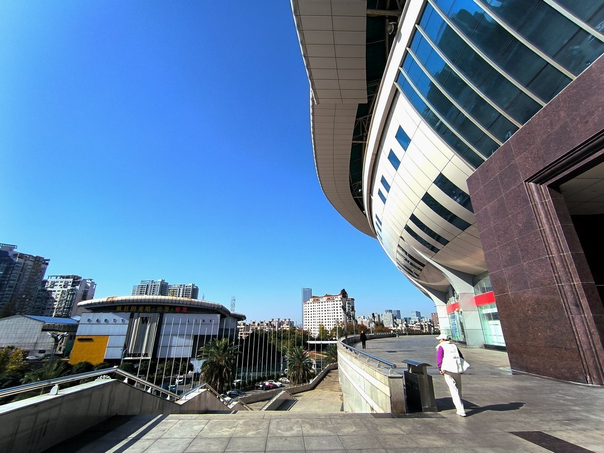 漫步星城 走街串巷（582）体育场南广场