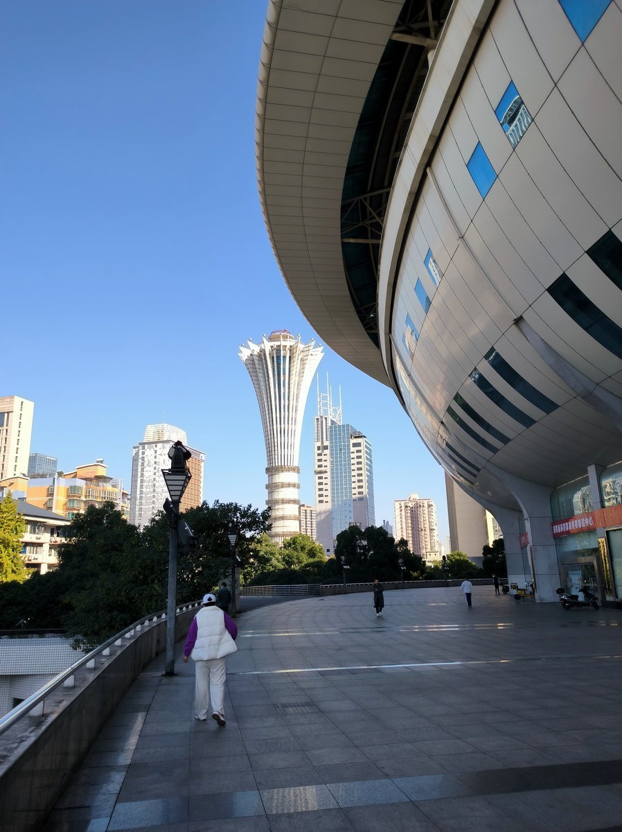 漫步星城 走街串巷（583）体育场北门