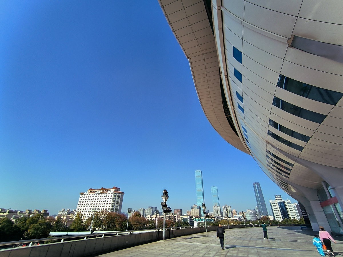 漫步星城 走街串巷（583）体育场北门