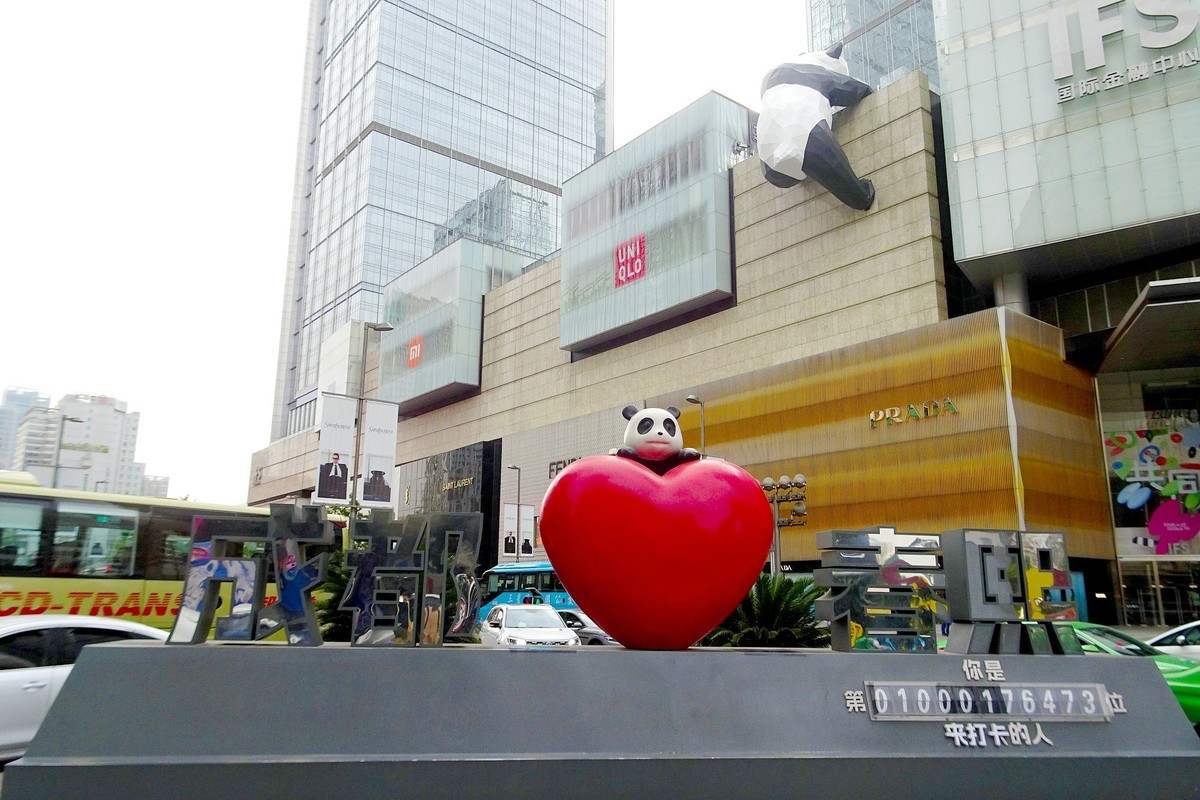 春熙路上熊猫塑像