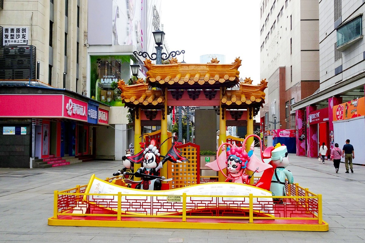 春熙路上熊猫塑像