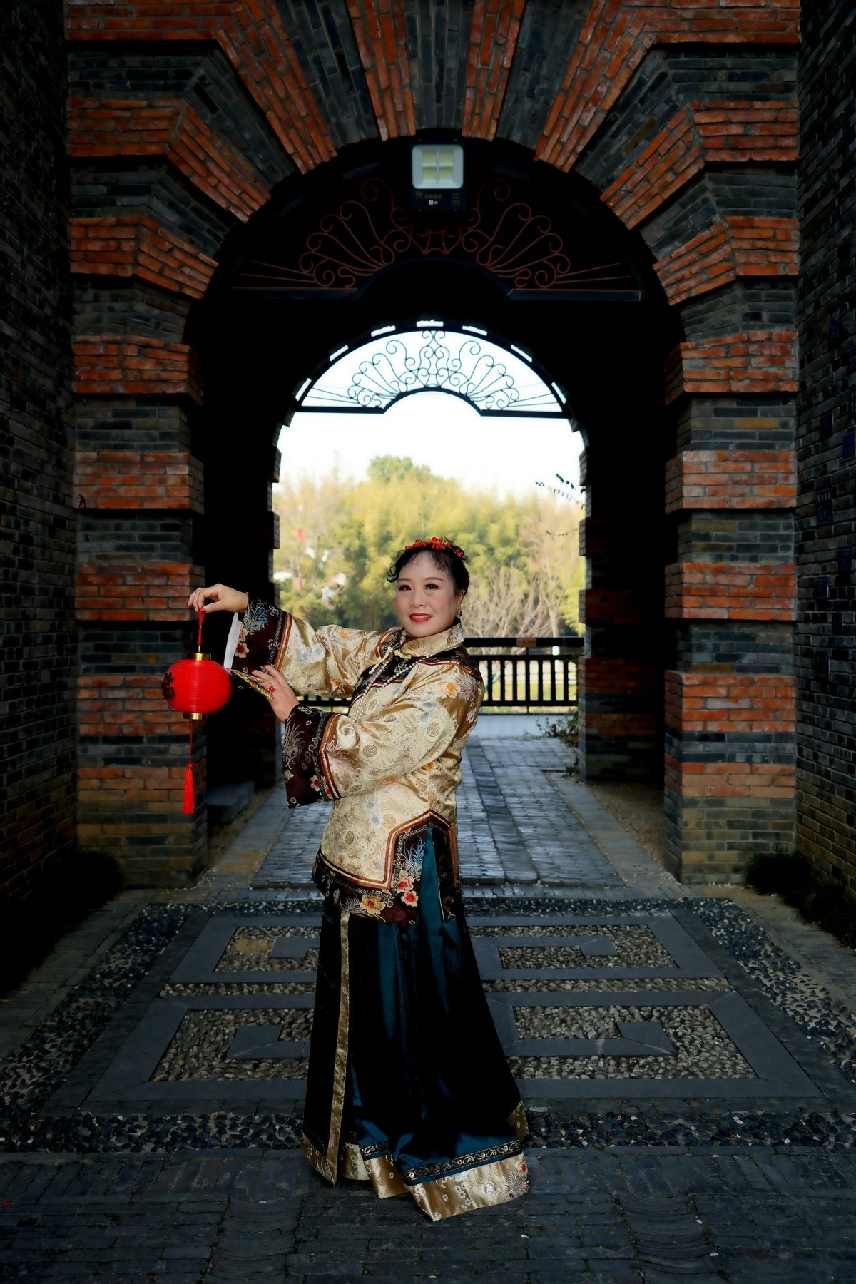 环境人像---汉口里古装的开心丽丽美女！