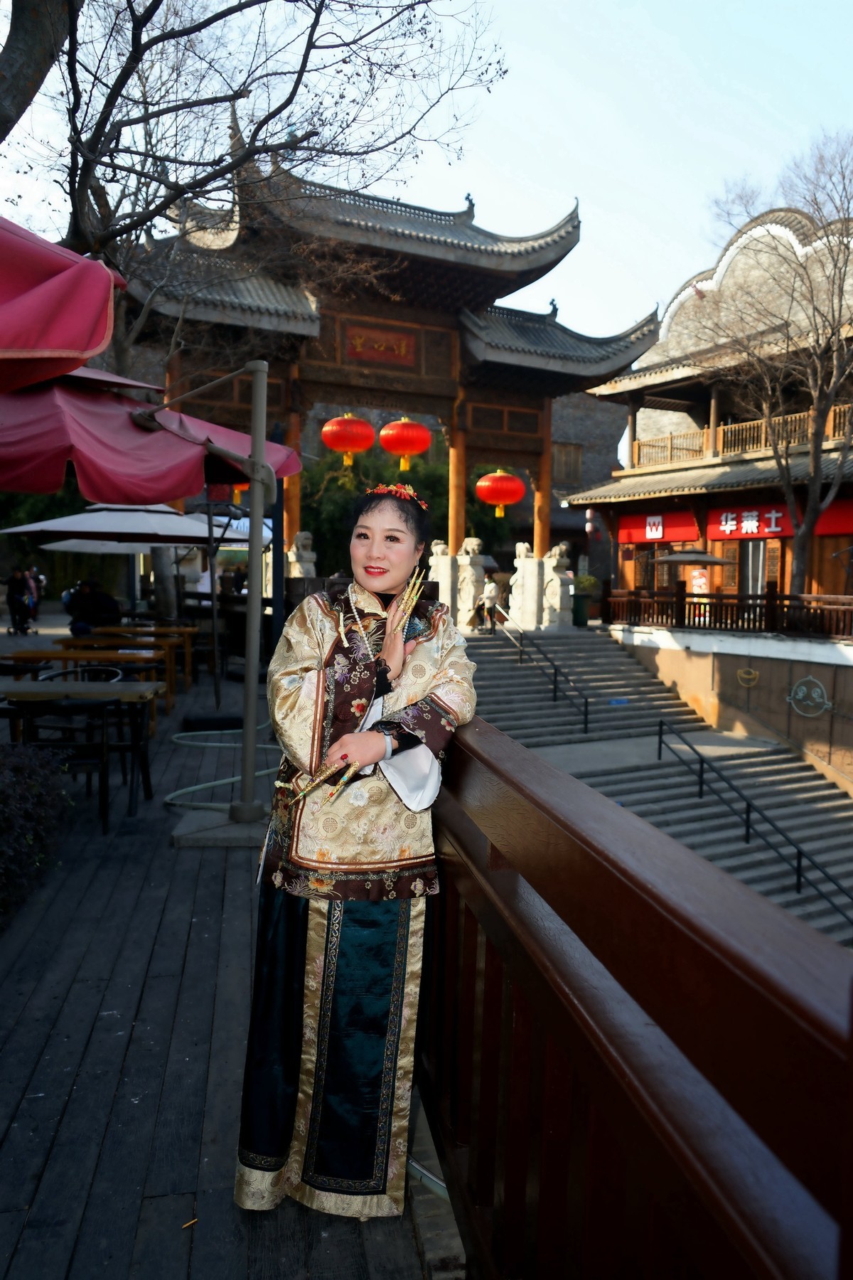 环境人像---汉口里古装的开心丽丽美女！